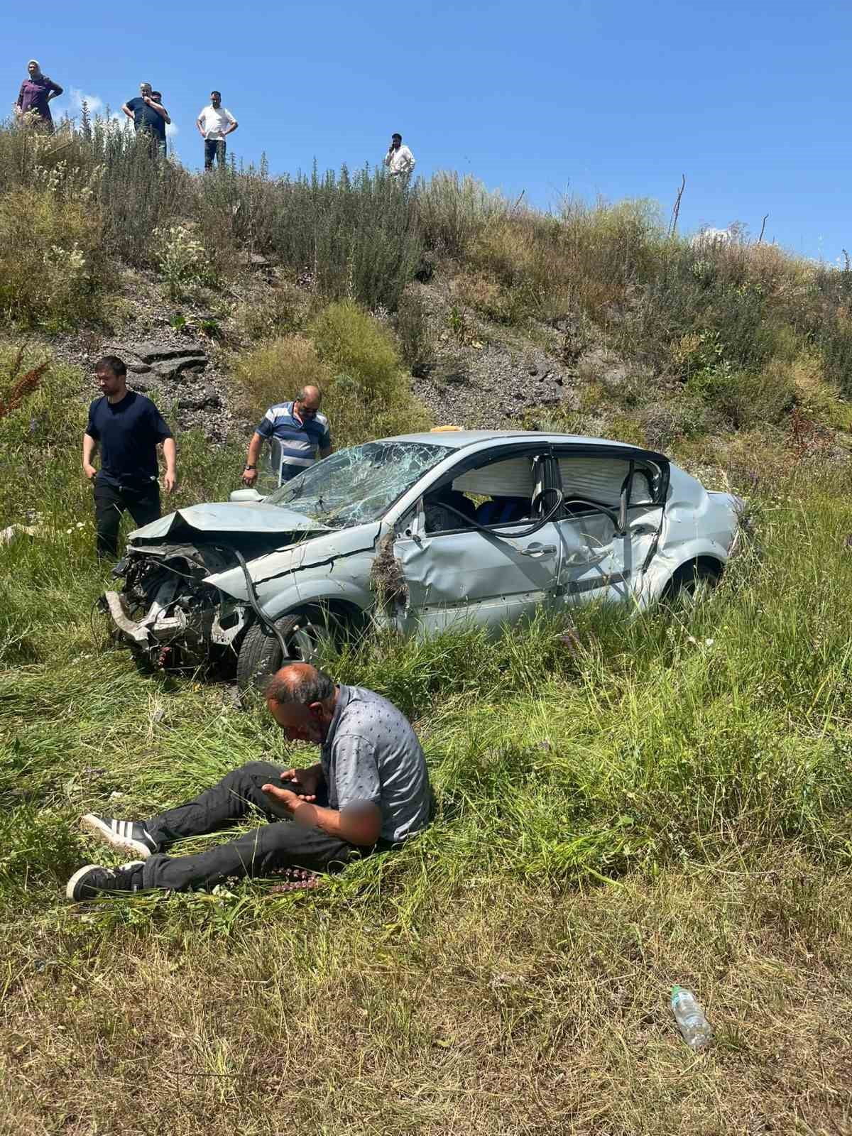 KARS'TA MEYDANA GELEN TRAFİK KAZASINDA KONTROLDEN ÇIKAN OTOMOBİLİN ŞARAMPOLE DEVRİLMESİ SONUCU 2...