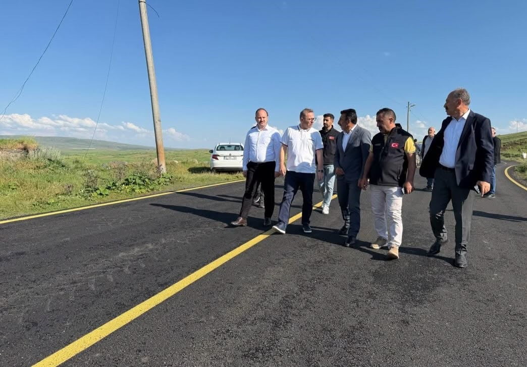 KARS'TA ÖZEL İDARE FARKI: KÖY YOLLARI MODERN ULAŞIMA KAVUŞUYOR. YAĞMUR, ÇAMUR, SOĞUK DİNLEMEYEN...