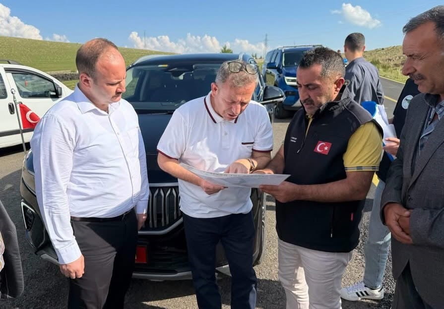 KARS'TA ÖZEL İDARE FARKI: KÖY YOLLARI MODERN ULAŞIMA KAVUŞUYOR. YAĞMUR, ÇAMUR, SOĞUK DİNLEMEYEN...