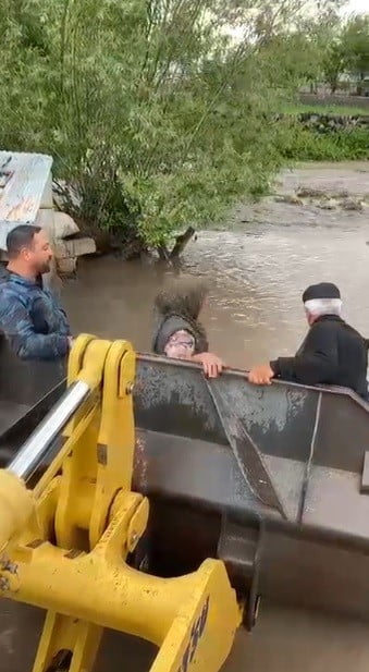 KARS'TA SELİN ORTASINDA MAHSUR KALAN YAŞLI ÇİFT KURTARILDI