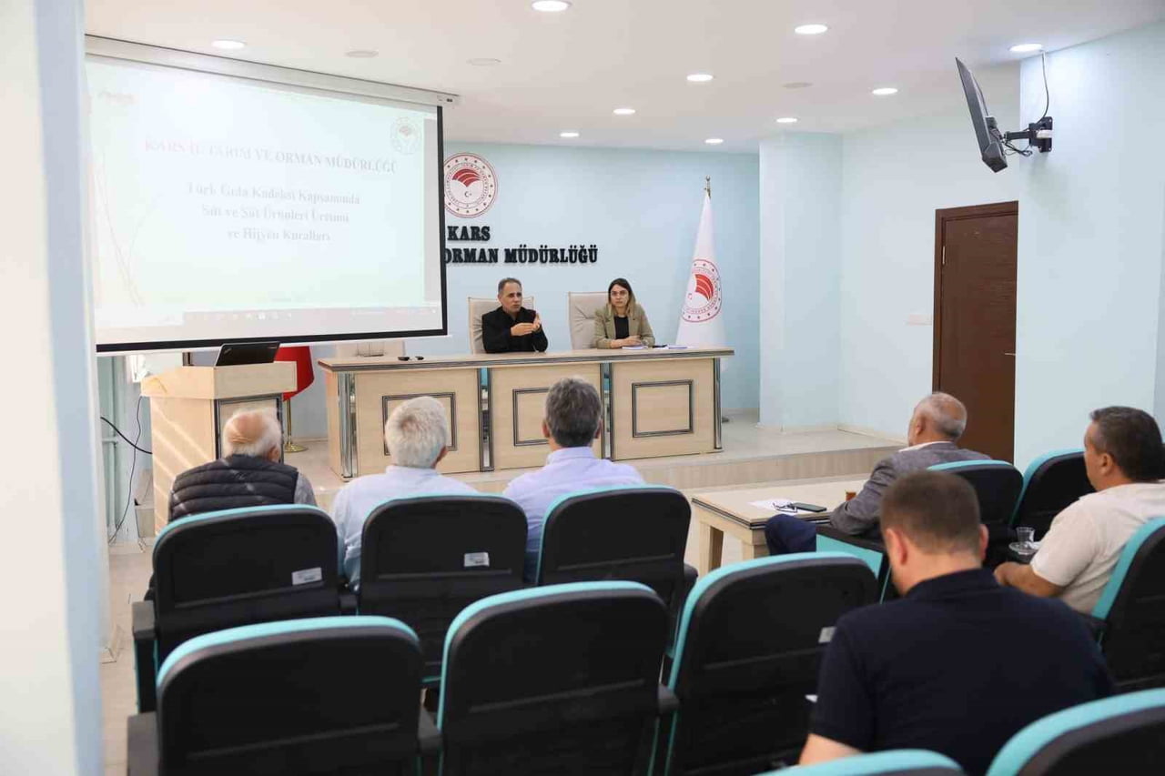 KARS'TA SÜT VE SÜT ÜRÜNLERİ ÜRETİCİLERİNE GÜVENİLİR GIDA EĞİTİMİ(KARS-İHA)