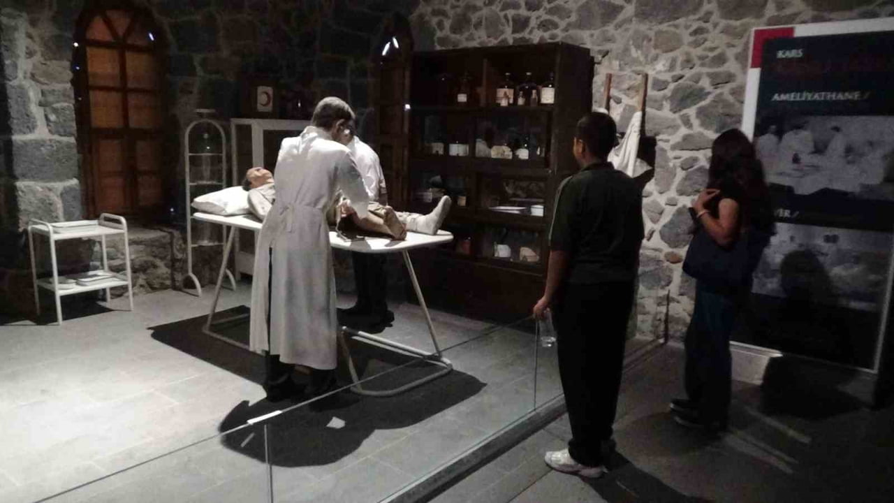 KARS'TA TARİHE DOKUNAN MÜZE! KAFKAS CEPHESİ'NİN ACILARI VE KAHRAMANLIĞI ZİYARETÇİLERİ DERİNDEN...