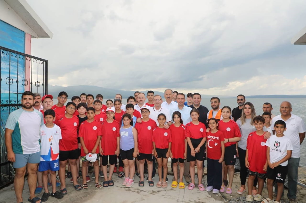 KARS'TA YELKEN HEYECANI ÇILDIR GÖLÜ'NDE BAŞLADI: 32 SPORCU ANADOLU LİGİ İÇİN...