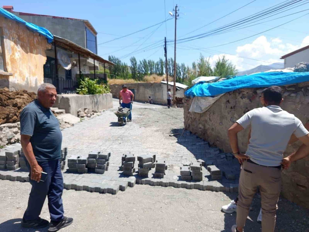 KARS'TA2 KÖY MODERN YOLLARA KAVUŞUYOR: KİLİT PARKE ÇALIŞMALARI BAŞLADI(KARS-İHA)