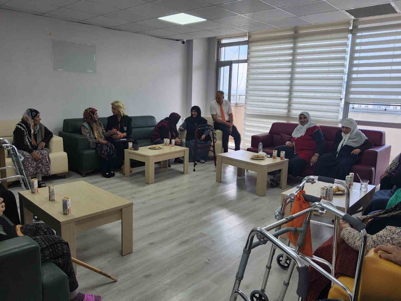 KARS AÇIK KAPI’DAN HUZUREVİ SAKİNLERİNE ANLAMLI ZİYARET(KARS-İHA)