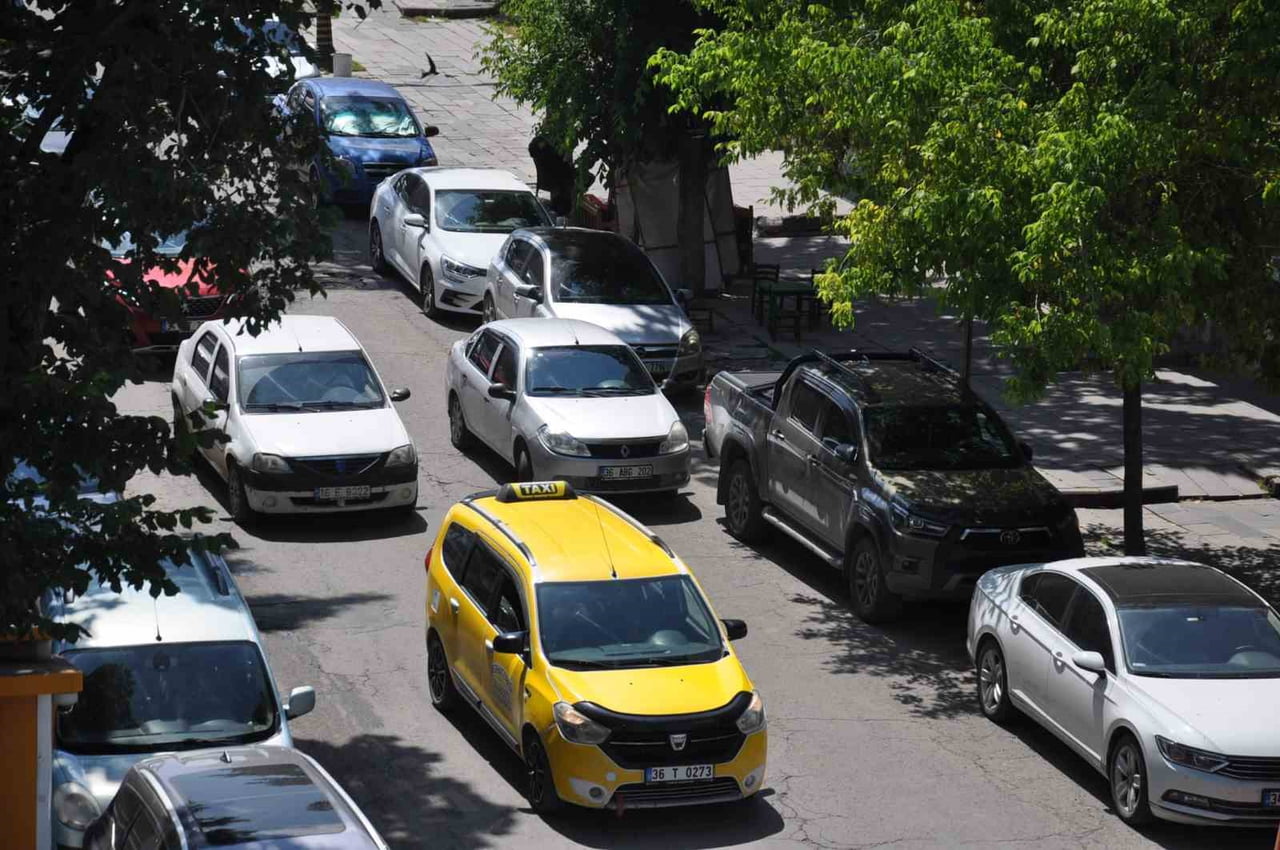 KARS, BÖLGENİN ARAÇ LİDERİ OLDU! TRAFİĞE KAYITLI ARAÇ SAYISI 56 BİN 199'A...