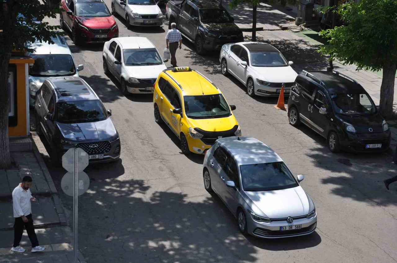 KARS, BÖLGENİN ARAÇ LİDERİ OLDU! TRAFİĞE KAYITLI ARAÇ SAYISI 56 BİN 199'A...