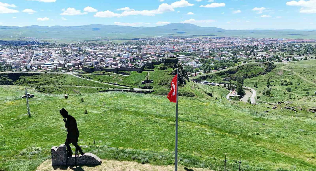 KARS GÖÇ VERMEYE DEVAM EDİYOR: 2025'TE 14 BİN 201 KİŞİ İLDEN AYRILDI(KARS-İHA)