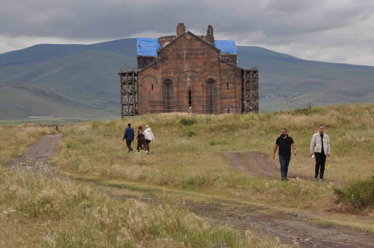 KARS’IN KIRK KAPILI ŞEHRİ ANİ, ZİYARETÇİLERİNİ TARİHTE YOLCULUĞA ÇIKARIYOR(IŞIK...