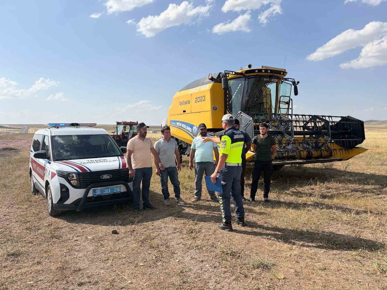 KARS’TA BİÇERDÖVER VE TRAKTÖR SÜRÜCÜLERİNE KAPSAMLI TRAFİK EĞİTİMİ...