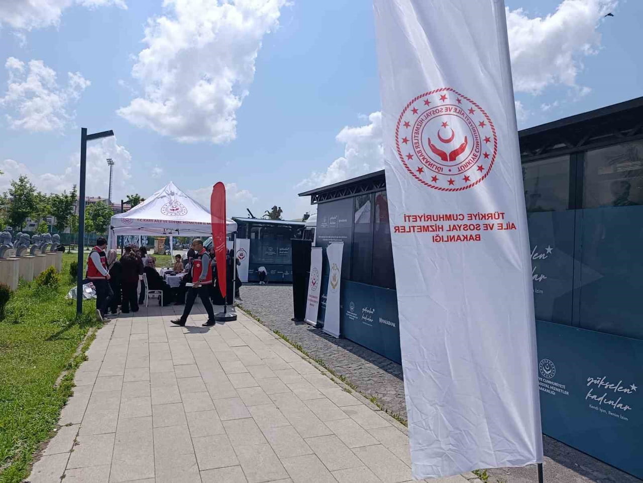 KARS’TA KADIN GİRİŞİMCİLİĞİNE GÜÇLÜ DESTEK: VALİ POLAT EĞİTİM TIRINI ZİYARET...
