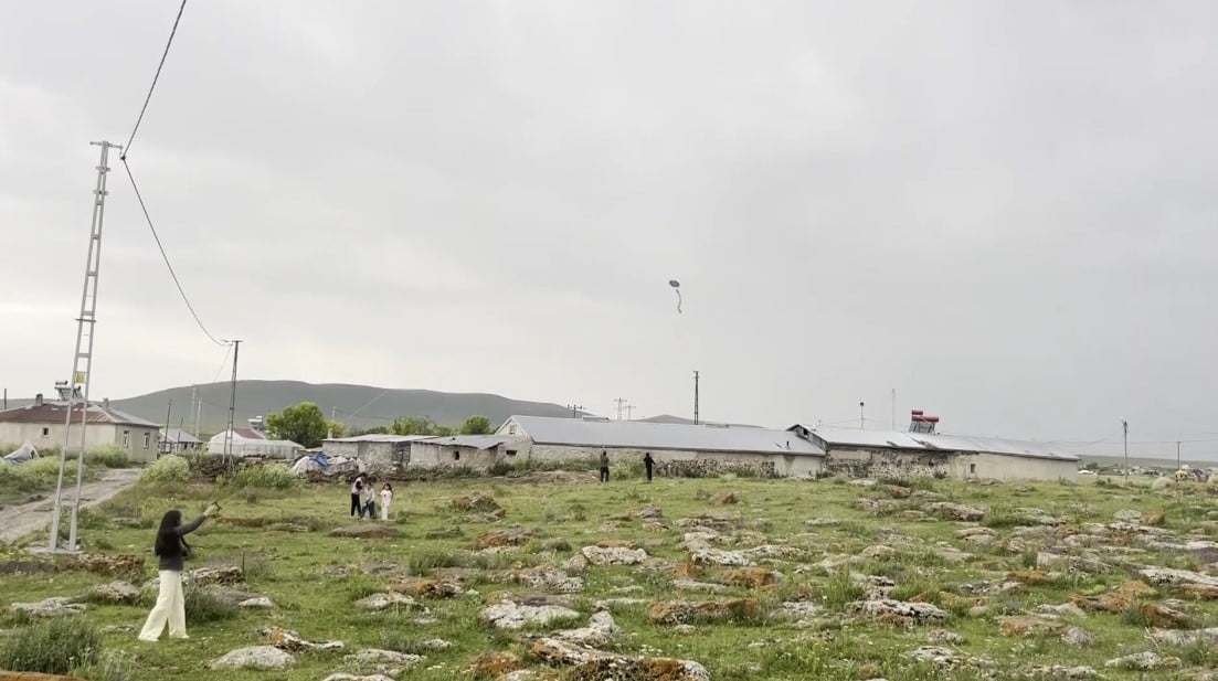KARS’TA KÖY ÇOCUKLARININ UÇURTMA SEVİNCİ, İLK KEZ UÇURTMA UÇURAN ÇOCUKLARIN MUTLULUKLARI...