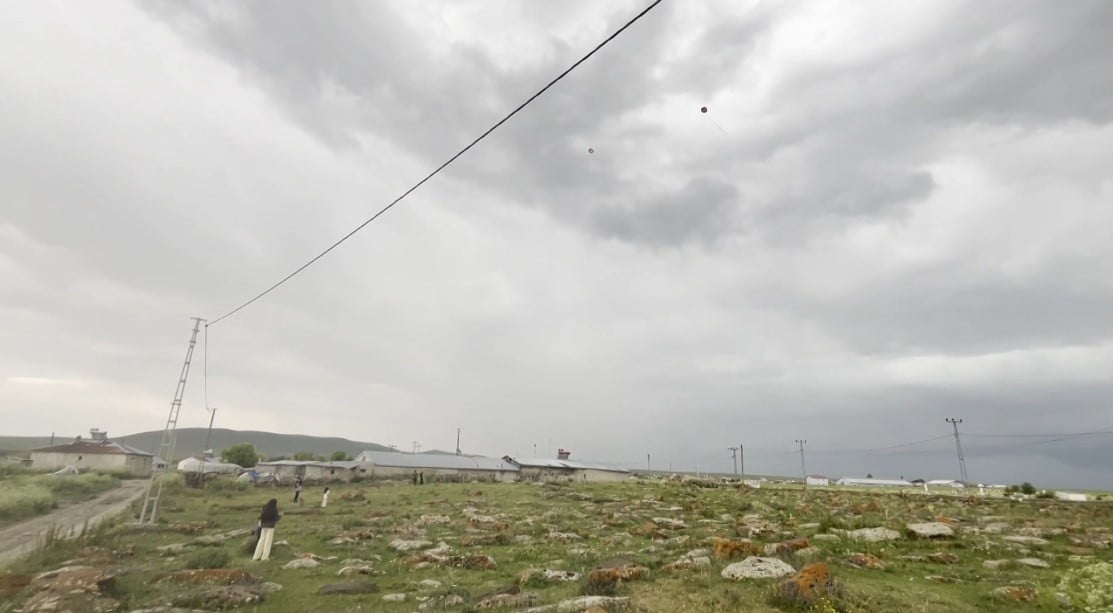 KARS’TA KÖY ÇOCUKLARININ UÇURTMA SEVİNCİ, İLK KEZ UÇURTMA UÇURAN ÇOCUKLARIN MUTLULUKLARI...