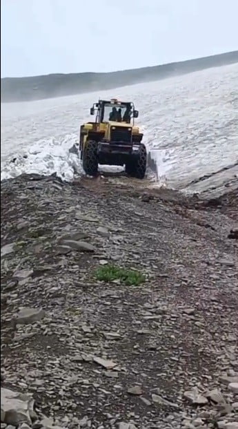 KARS’TA TEMMUZ ORTASINDA 3 METRELİK KAR! YAZIN ORTASINDA KARLA MÜCADELE SÜRÜYOR(KARS-İHA)