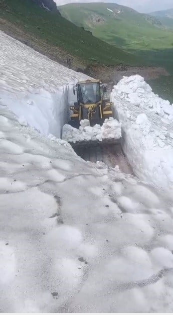 KARS’TA TEMMUZ ORTASINDA 3 METRELİK KAR! YAZIN ORTASINDA KARLA MÜCADELE SÜRÜYOR(KARS-İHA)