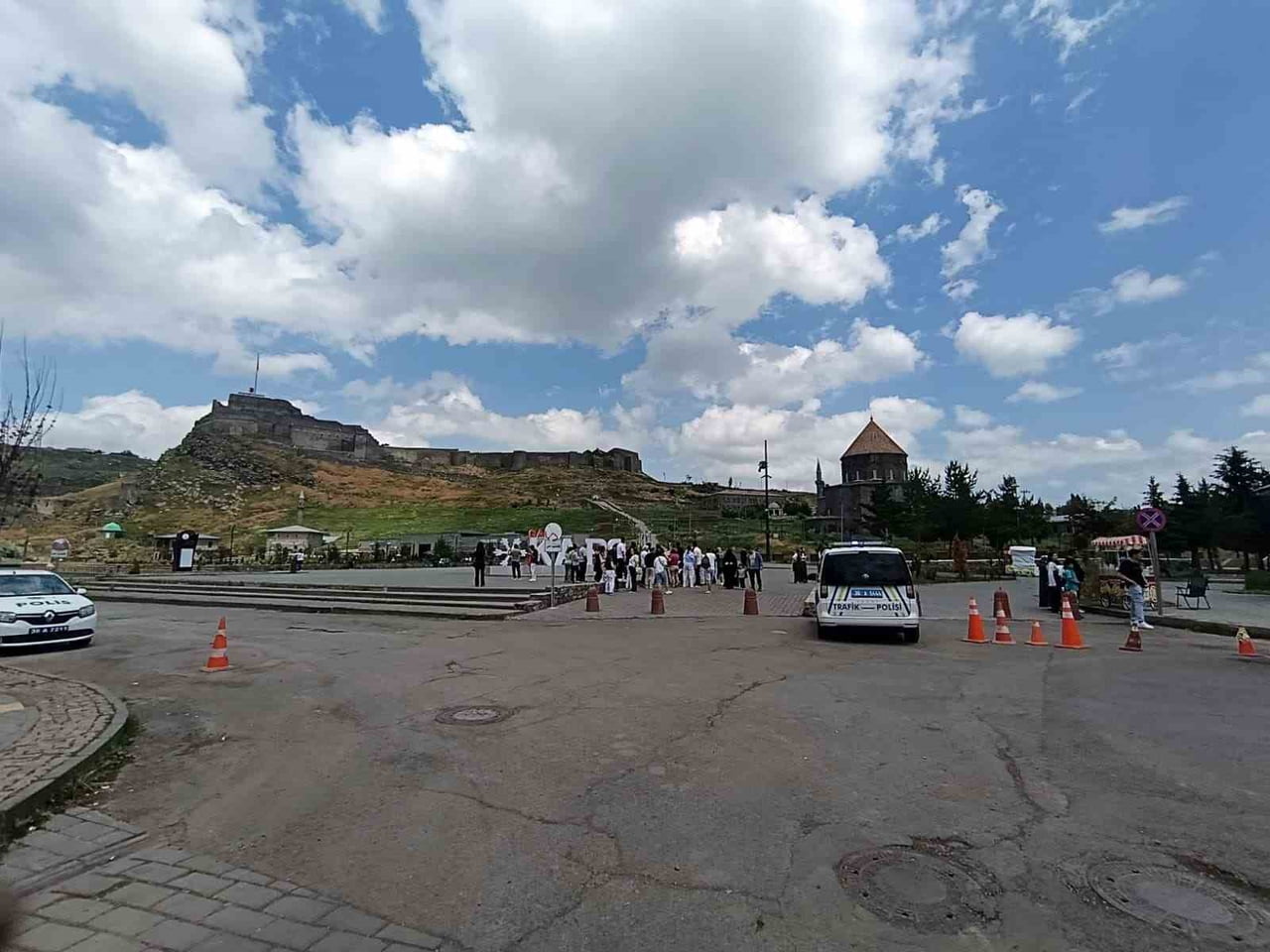 KARS YAZ TURİZMİNİN GÖZDESİ OLDU: TARİH, DOĞA VE KÜLTÜR BİR ARADA(KARS-İHA)