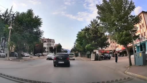 Karşı istikametten gelen araçlara rağmen sollama yapan sürücü kamerada