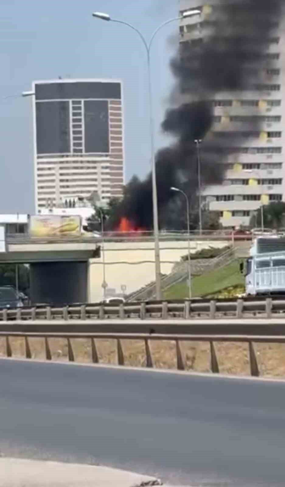 KARTAL'DA SEYİR HALİNDEKİ BİR ARAÇ HENÜZ BİLİNMEYEN BİR NEDENLE YANARAK KULLANILAMAZ HALE...