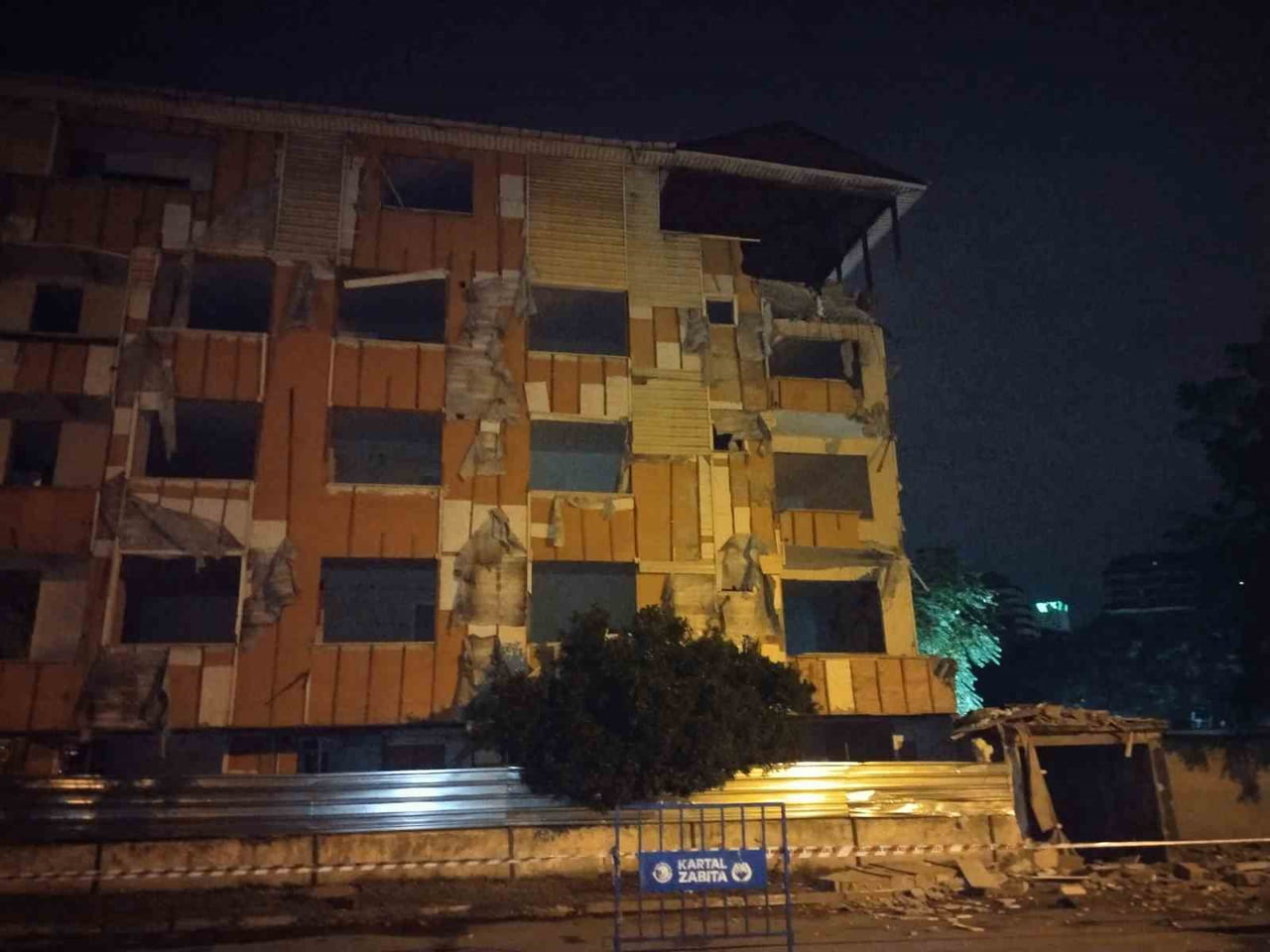 KARTAL’DA METRUK BİNANIN BALKONU ÇÖKTÜ