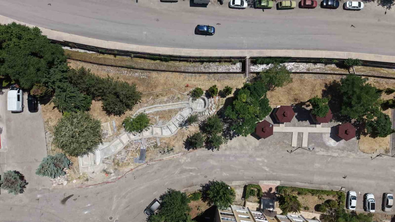KARTALTEPE MAHALLESİ'NDE 2 BİN 880 METREKARELİK ALANDA İNŞA EDİLEN PARKIN, ÇEVRE DÜZENLEME...
