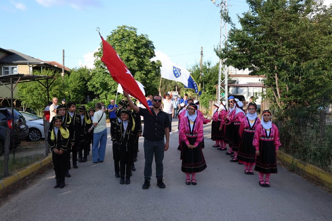 KARTEPE'DE ULUSLARARASI HALK DANSLARI TOPLULUKLARI SAHNE ALDI