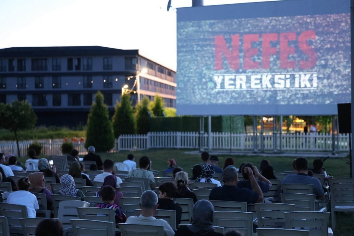 KARTEPE'DE YAZ ETKİNLİKLERİ KAPSAMINDA DÜZENLENEN "AÇIK HAVA SİNEMA GECELERİ"NDE, "NEFES: YER EKSİ...