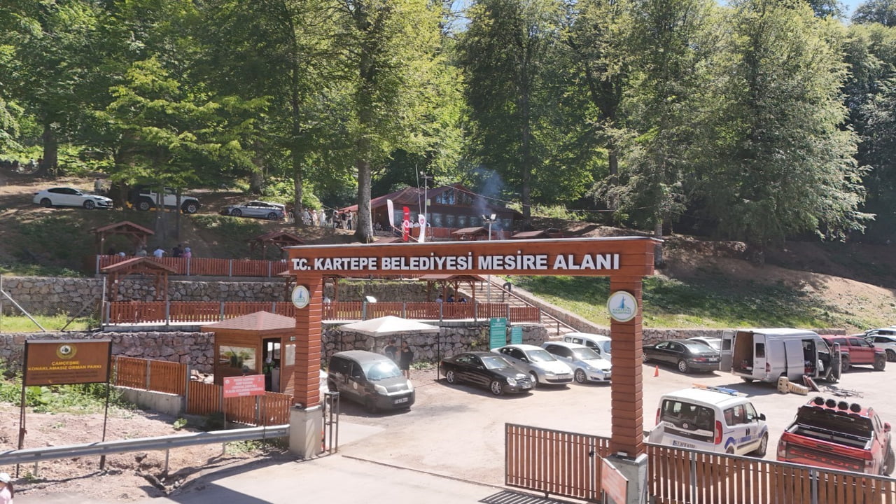 KARTEPE MESİRE ALANI, YAZ AYLARINDA SERİN HAVASI VE DOĞAL ATMOSFERİYLE DOĞASEVERLERİN İLGİ ODAĞI...