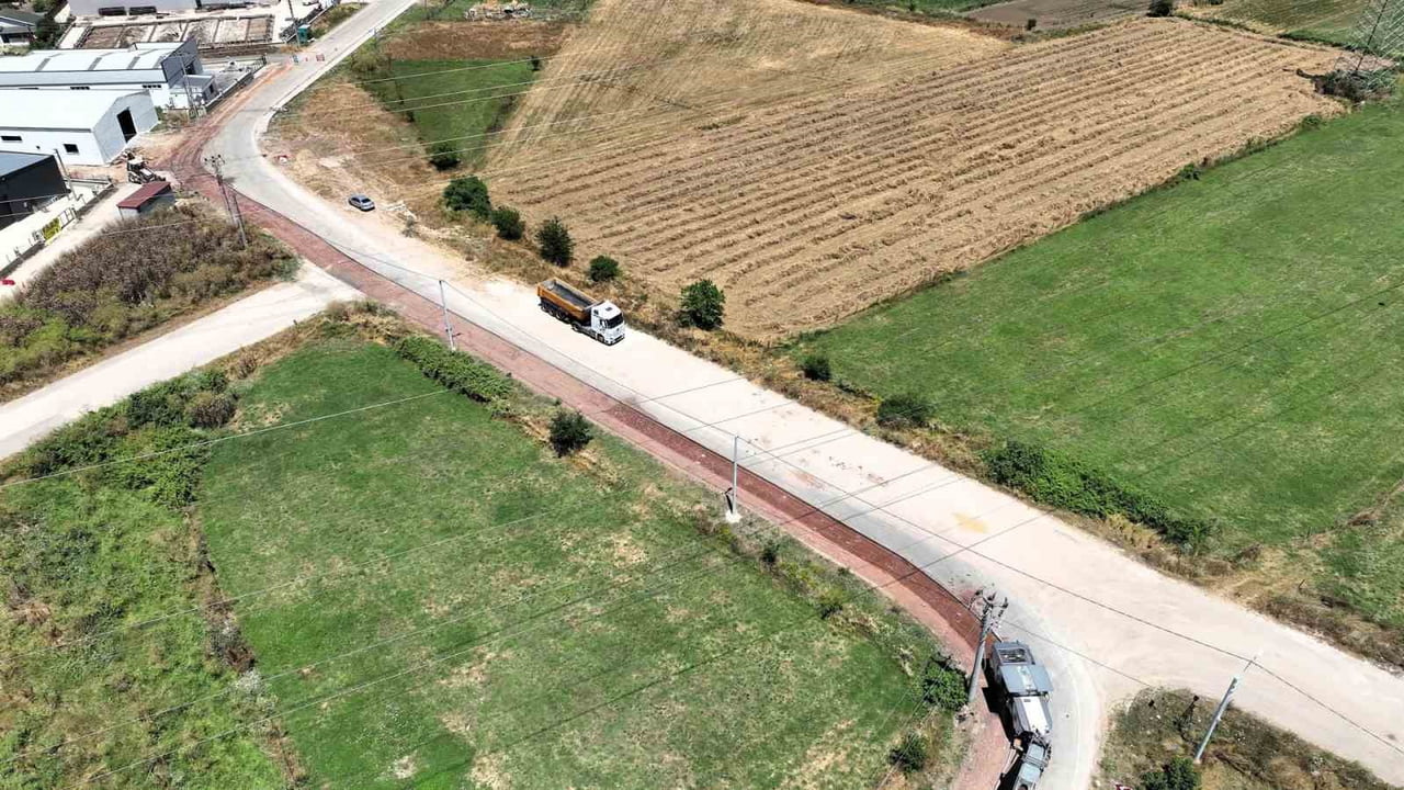 KARTEPE UZUNBEY MAHALLESİ'NİN ANA ULAŞIM GÜZERGAHI OLAN REFORM CADDESİ'NDE ÜSTYAPI YENİLEME...