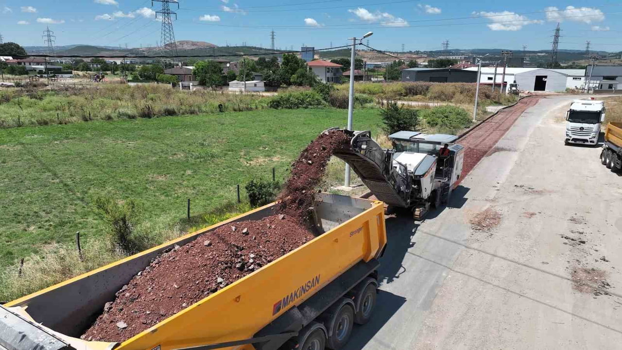 KARTEPE UZUNBEY MAHALLESİ'NİN ANA ULAŞIM GÜZERGAHI OLAN REFORM CADDESİ'NDE ÜSTYAPI YENİLEME...