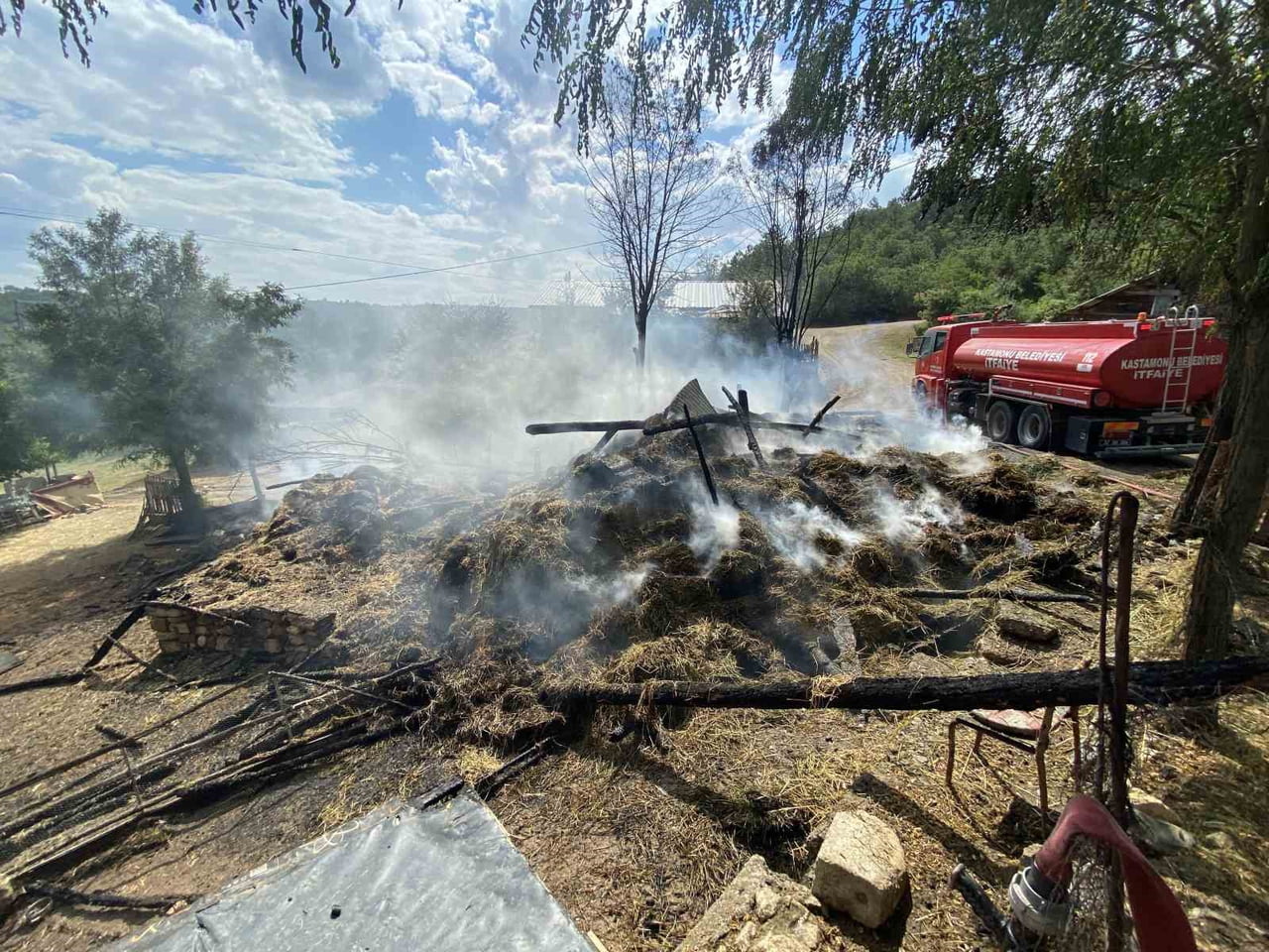 KASTAMONU'DA ALEVLERE TESLİM OLAN YAKLAŞIK 800 SAMAN BALYASI VE SAMANLIK KULLANILMAZ HALE GELDİ.