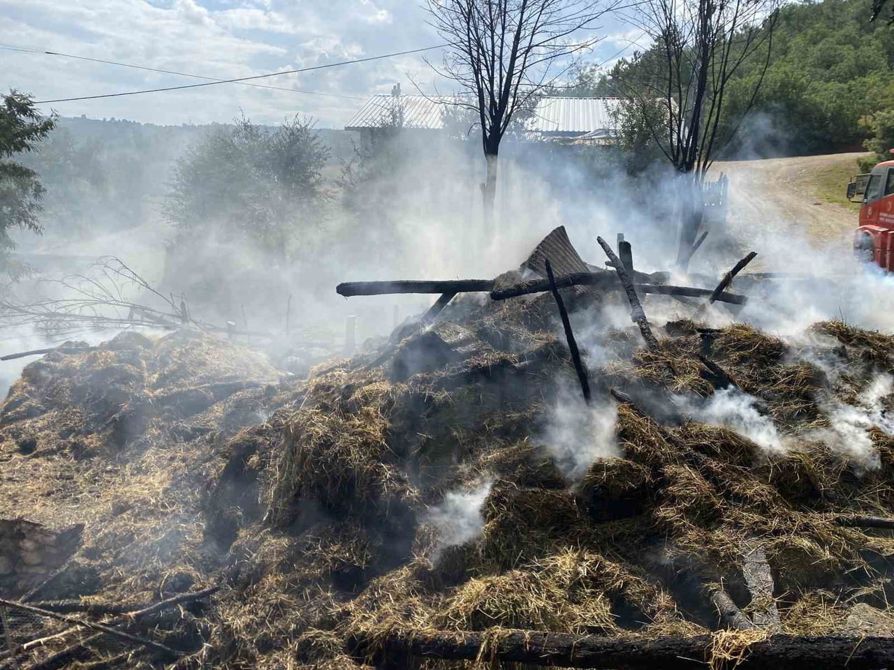 KASTAMONU'DA ALEVLERE TESLİM OLAN YAKLAŞIK 800 SAMAN BALYASI VE SAMANLIK KULLANILMAZ HALE GELDİ.