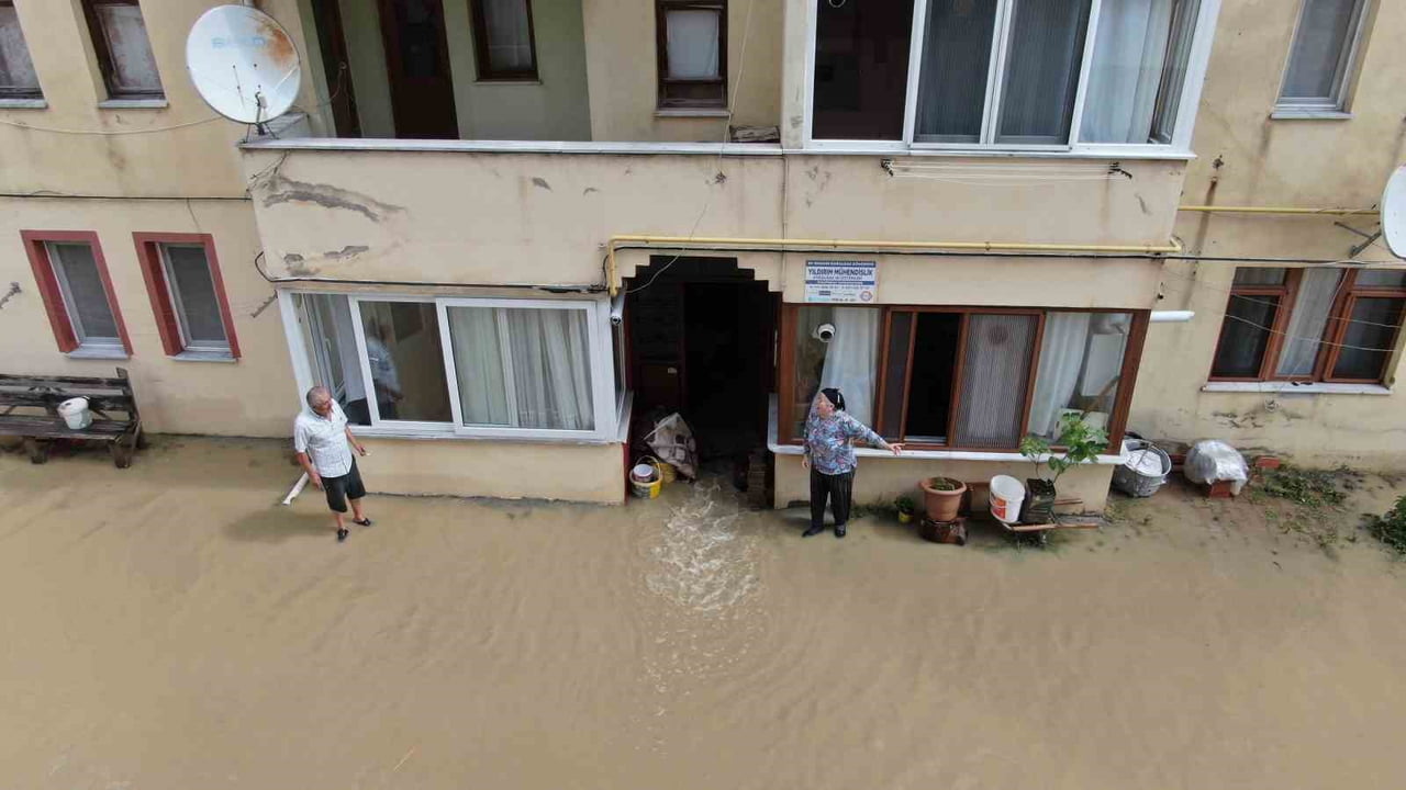 KASTAMONU'DA ETKİLİ OLAN KUVVETLİ SAĞANAK SEBEBİYLE 150’DEN FAZLA EV, İŞ YERİ VE DEPONUN SU...
