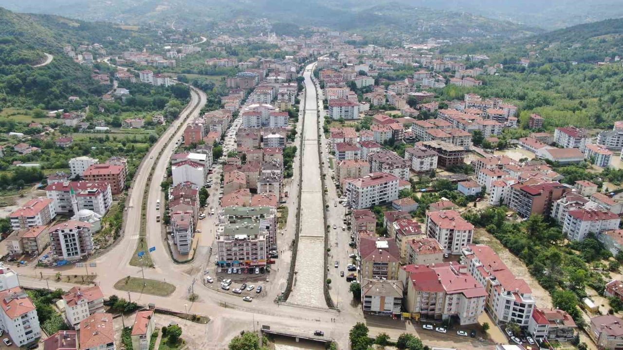KASTAMONU'DA ETKİLİ OLAN KUVVETLİ SAĞANAK SEBEBİYLE 150’DEN FAZLA EV, İŞ YERİ VE DEPONUN SU...