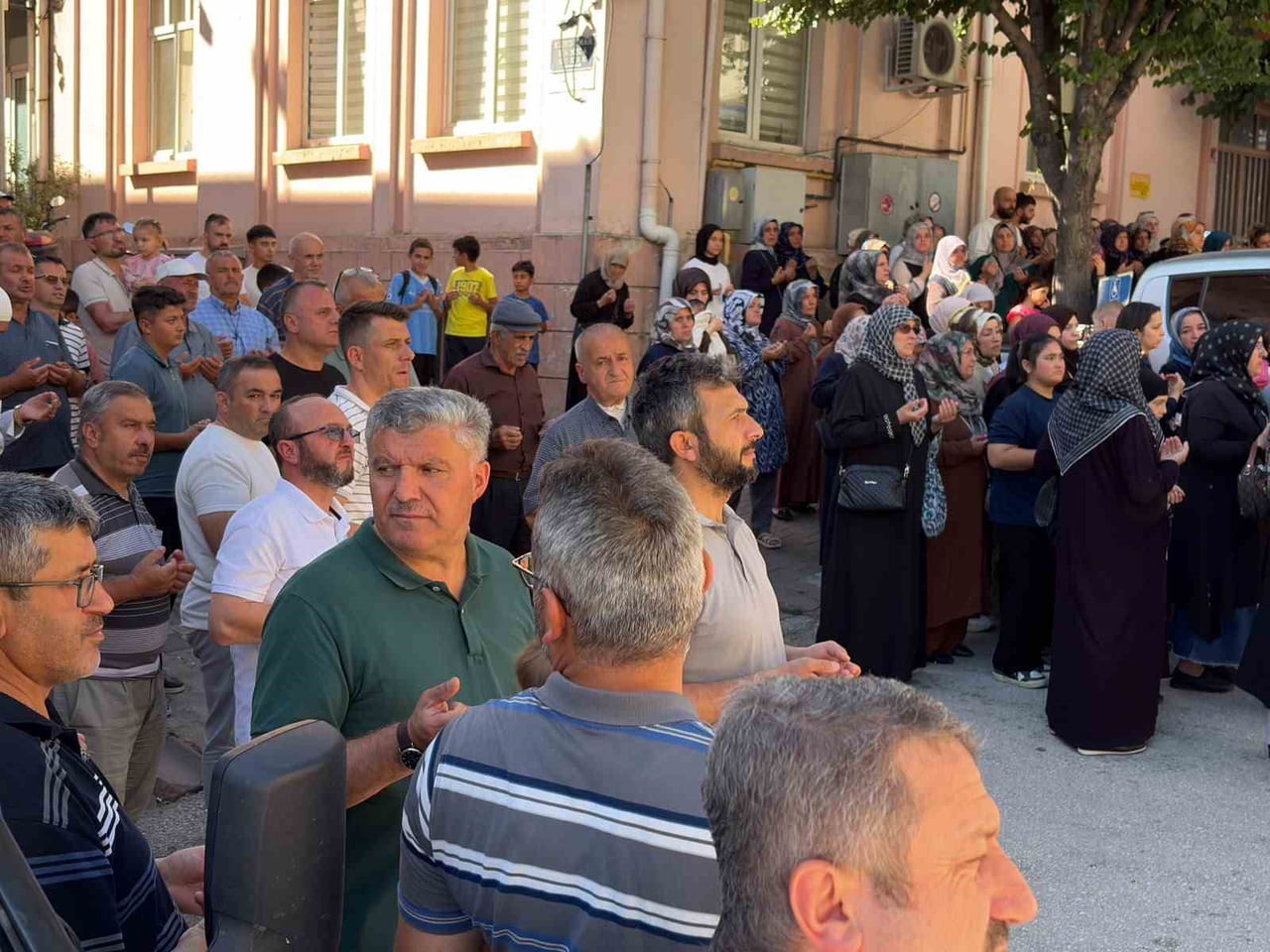 KASTAMONU'NUN TOSYA İLÇESİNDE UMRE İÇİN KUTSAL TOPRAKLARA GİDEN 19 KİŞİLİK KAFİLE, DUALARLA YOLCU...