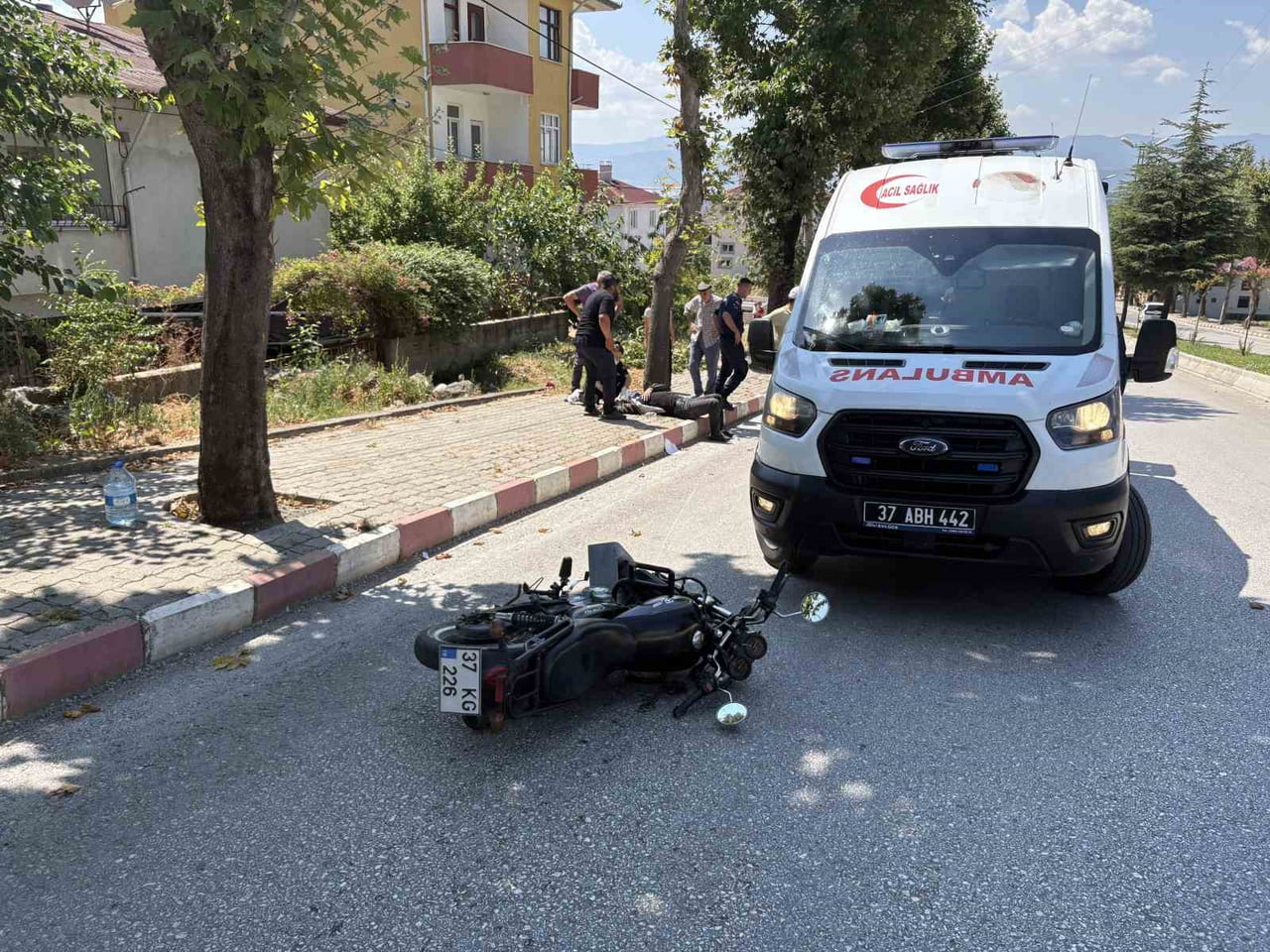 KASTAMONU'NUN TOSYA İLÇESİNDE YOLA DÜŞEN TENEKEYE ÇARPAN MOTOSİKLETİN SÜRÜCÜSÜ...