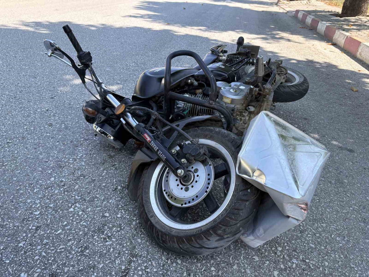 KASTAMONU'NUN TOSYA İLÇESİNDE YOLA DÜŞEN TENEKEYE ÇARPAN MOTOSİKLETİN SÜRÜCÜSÜ...