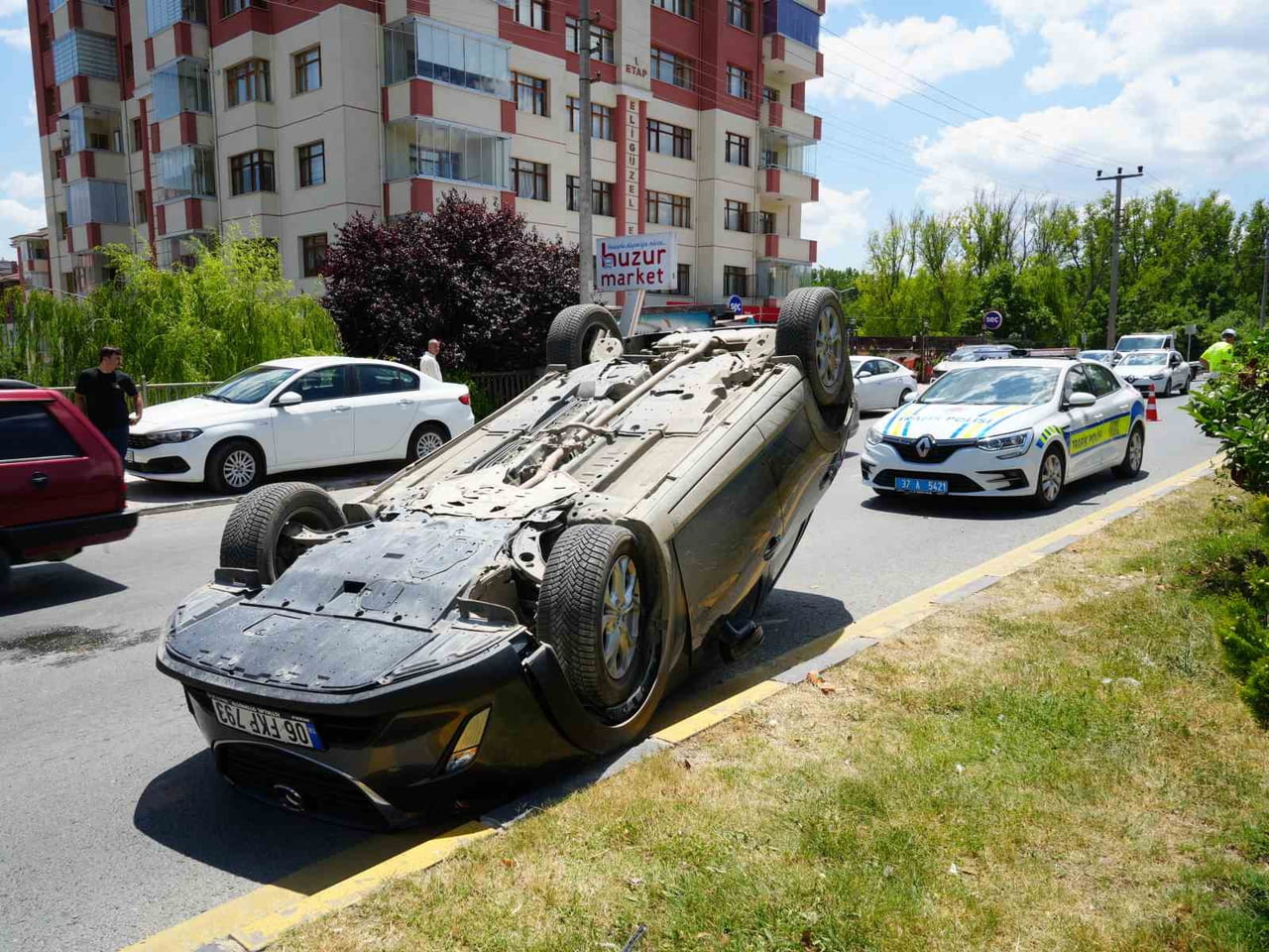 KASTAMONU’DA İL MERKEZİNDE KONTROLDEN ÇIKAN OTOMOBİL TAKLA ATTI. KAZADA JANDARMA PERSONELİ OLDUĞU...