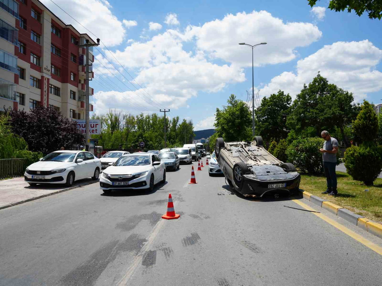 KASTAMONU’DA İL MERKEZİNDE KONTROLDEN ÇIKAN OTOMOBİL TAKLA ATTI. KAZADA JANDARMA PERSONELİ OLDUĞU...
