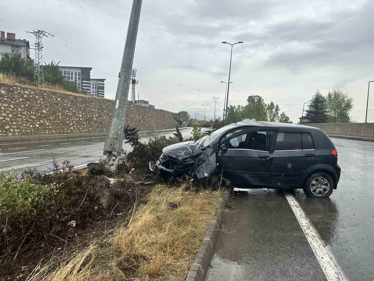 KASTAMONU’DA SAĞANAK YAĞIŞ SONRASI YOLDA OLUŞAN SU BİRİKİNTİSİNE ARACIN KAPTIRAN SÜRÜCÜ, REFÜJDE...