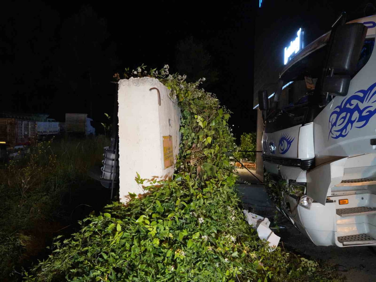 KASTAMONU’DA SÜRÜCÜSÜNÜN DİREKSİYON BAŞINDA RAHATSIZLANMASI ÜZERİNE KONTROLDEN ÇIKAN KAMYON...