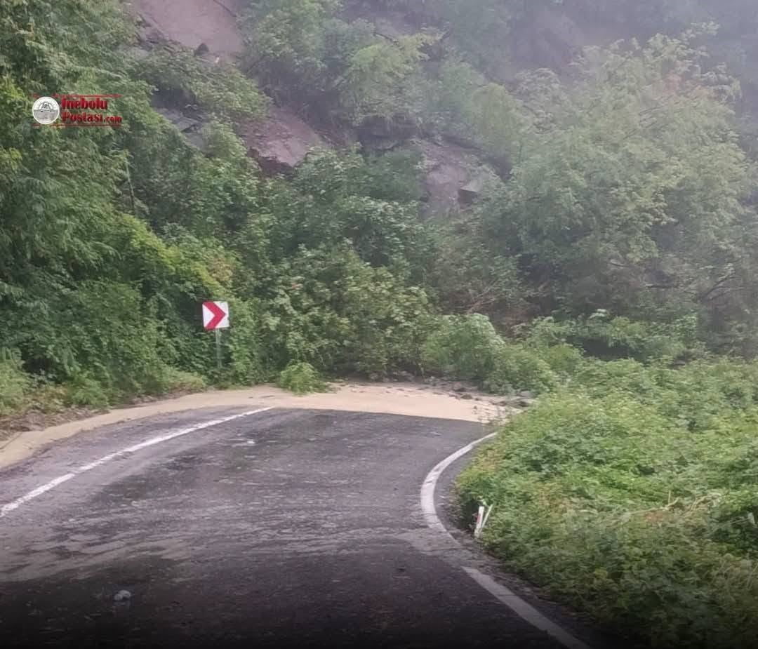 KASTAMONU’DA YAŞANAN HEYELAN SONRASINDA ULAŞIMA KAPANAN CİDE-DOĞANYURT-İNEBOLU KARA YOLU...