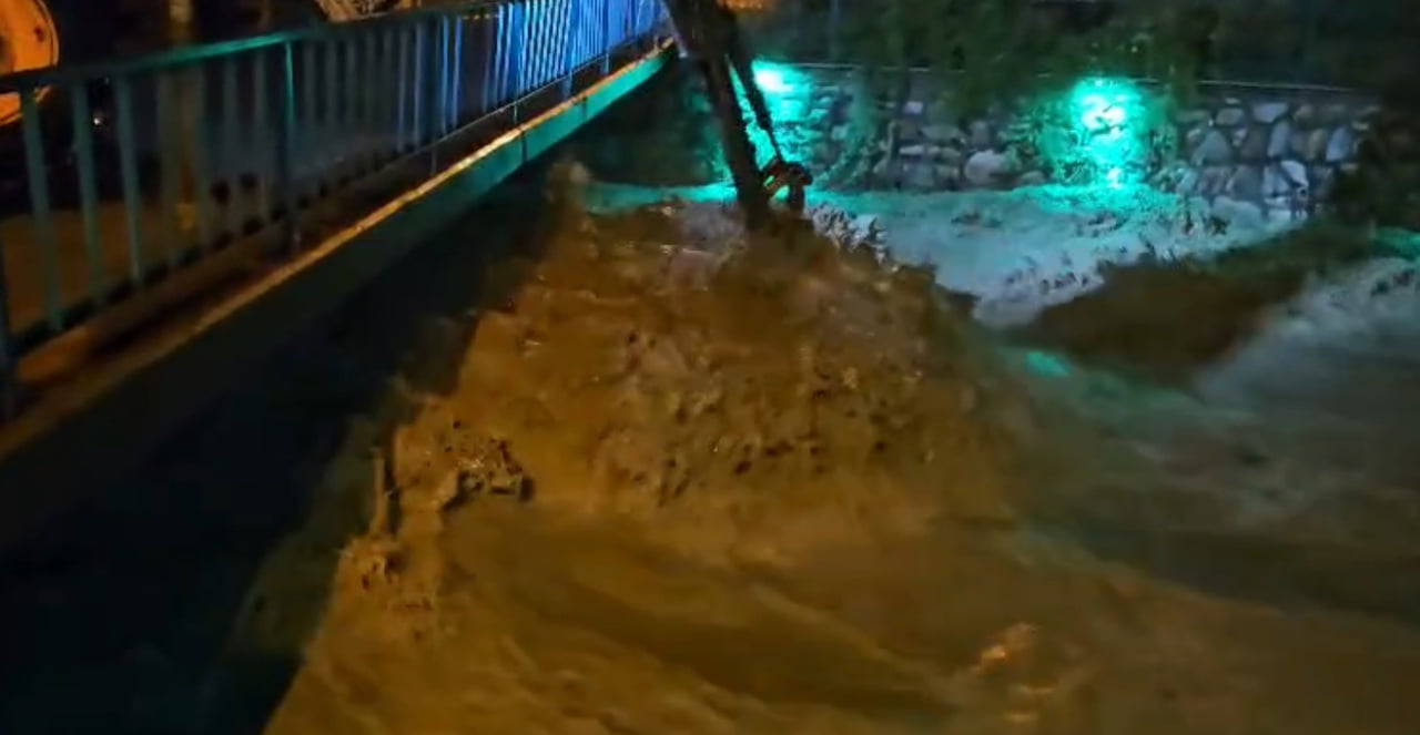 KASTAMONU’NUN CİDE İLÇESİNDE KUVVETLİ YAĞIŞLARIN ARDINDAN DEVREKANİ ÇAYI’NIN TAŞMASI SONUCU SEL...