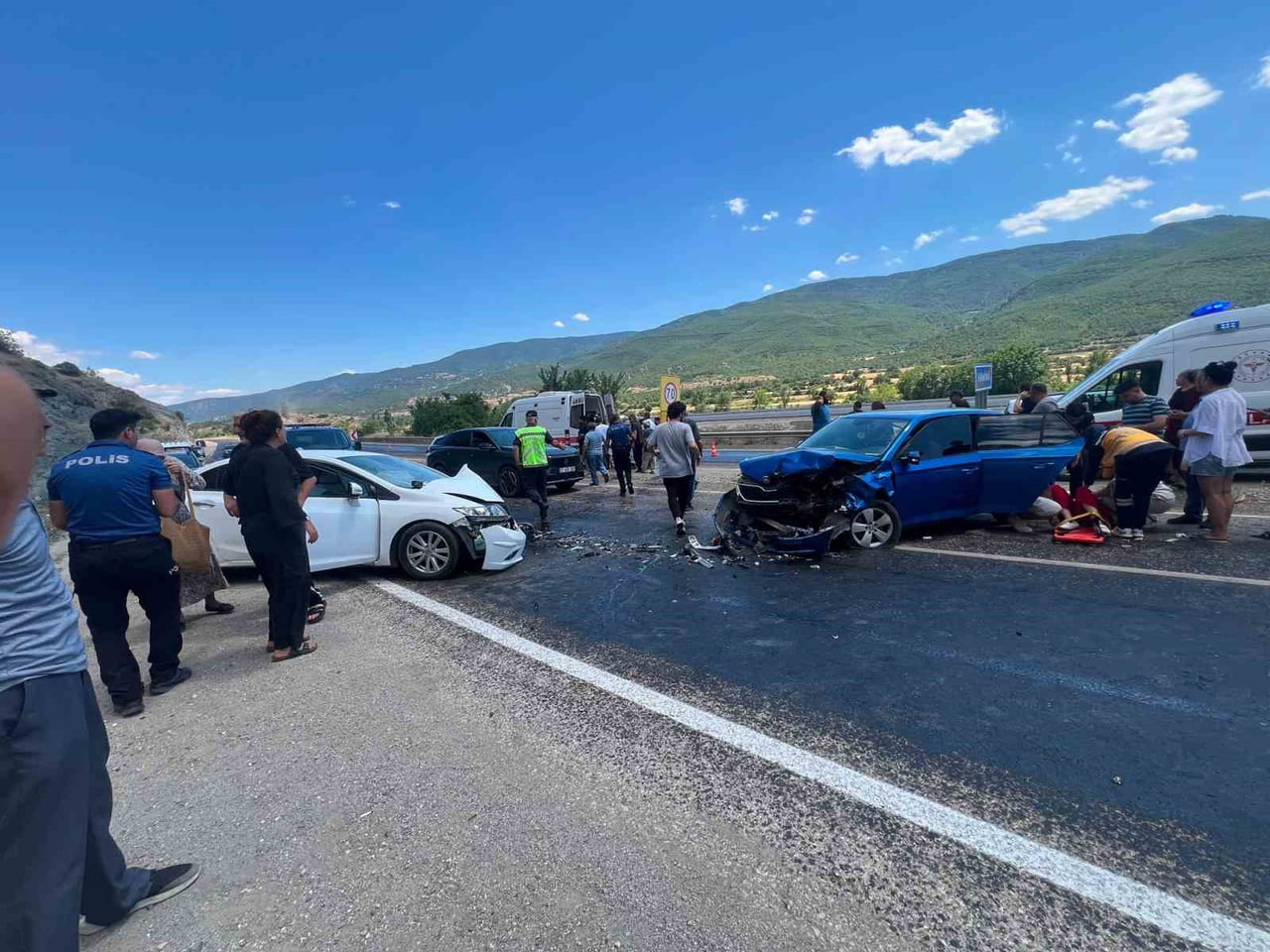 KASTAMONU’NUN HANÖNÜ İLÇESİNDE İKİ OTOMOBİLİN ÇARPIŞMASI NETİCESİNDE MEYDANA GELEN KAZADA 5 KİŞİ...