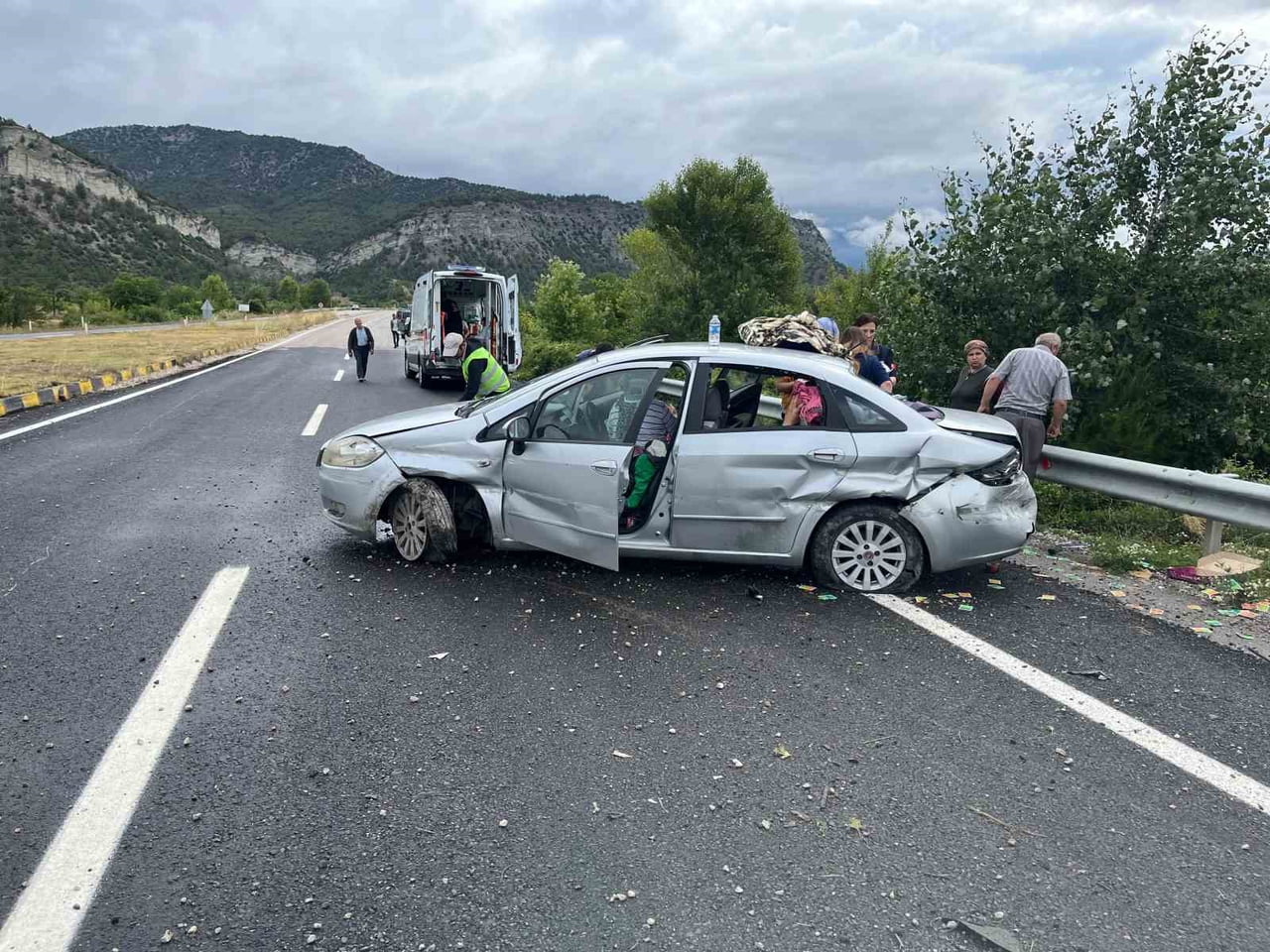 KASTAMONU’NUN HANÖNÜ İLÇESİNDE SÜRÜCÜSÜNÜN DİREKSİYON HAKİMİYETİNİ KAYBETMESİ SONUCU KONTROLDEN...
