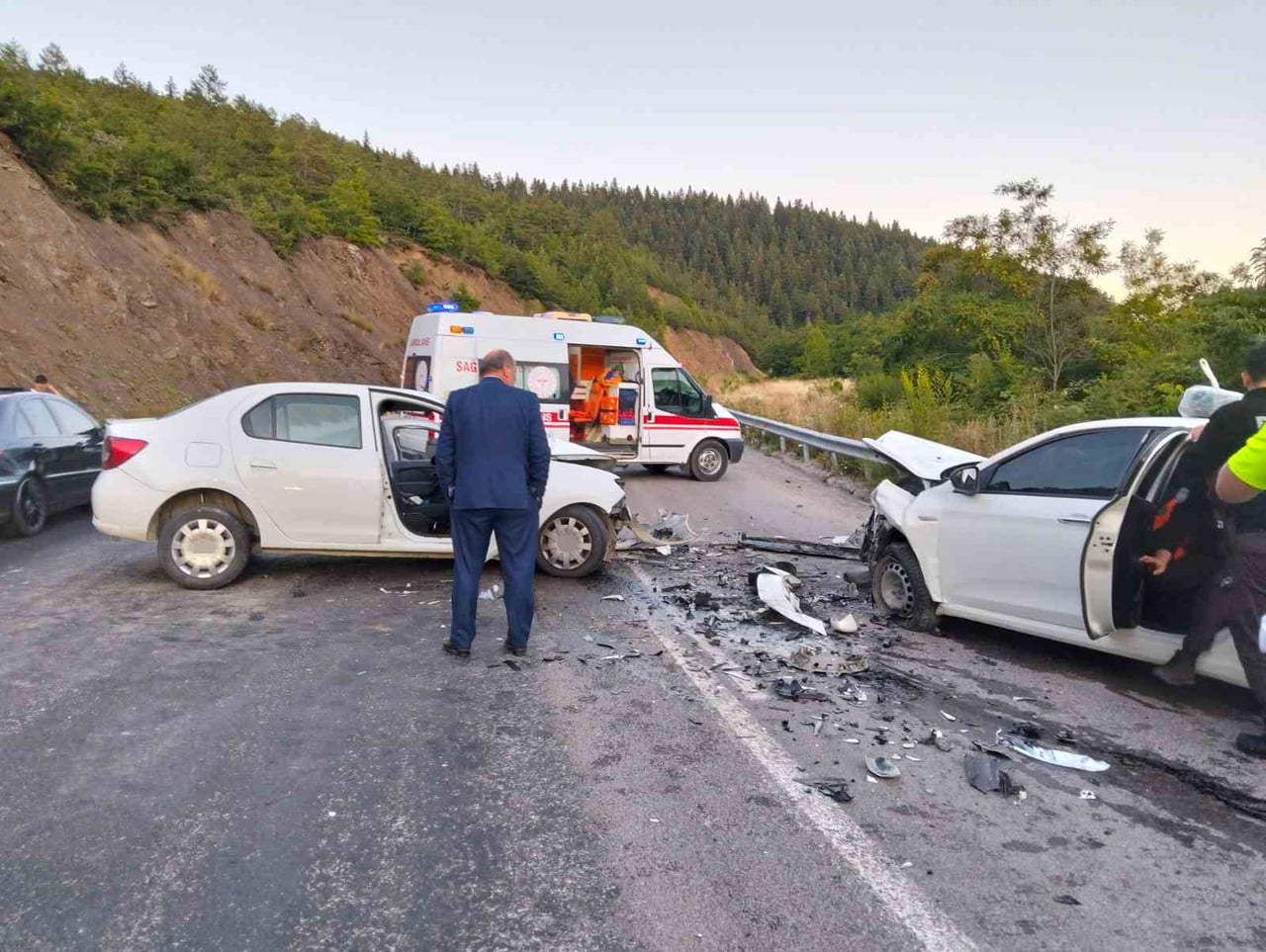KASTAMONU’NUN KÜRE İLÇESİNDE İKİ OTOMOBİLİN KAFA KAFAYA ÇARPIŞMASI SONUCU TRAFİK KAZASI MEYDANA...