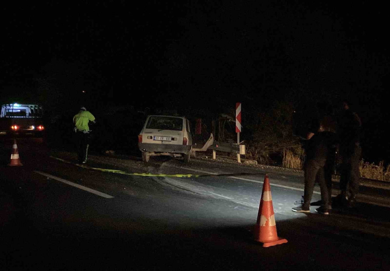 KASTAMONU’NUN TAŞKÖPRÜ İLÇESİNDE OTOMOBİLİN TRAKTÖRE ÇARPMASI NETİCESİNDE MEYDANA GELEN KAZADA 1...