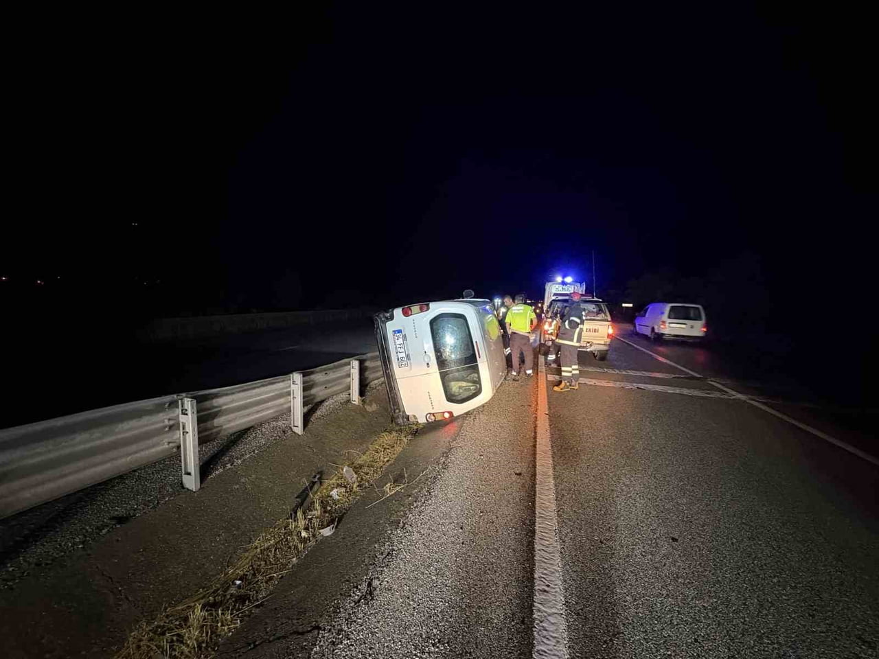 KASTAMONU’NUN TOSYA İLÇESİ D100 KARAYOLUNDA DEVRİLEN HAFİF TİCARİ ARACIN SÜRÜCÜSÜ KAYIPLARA...