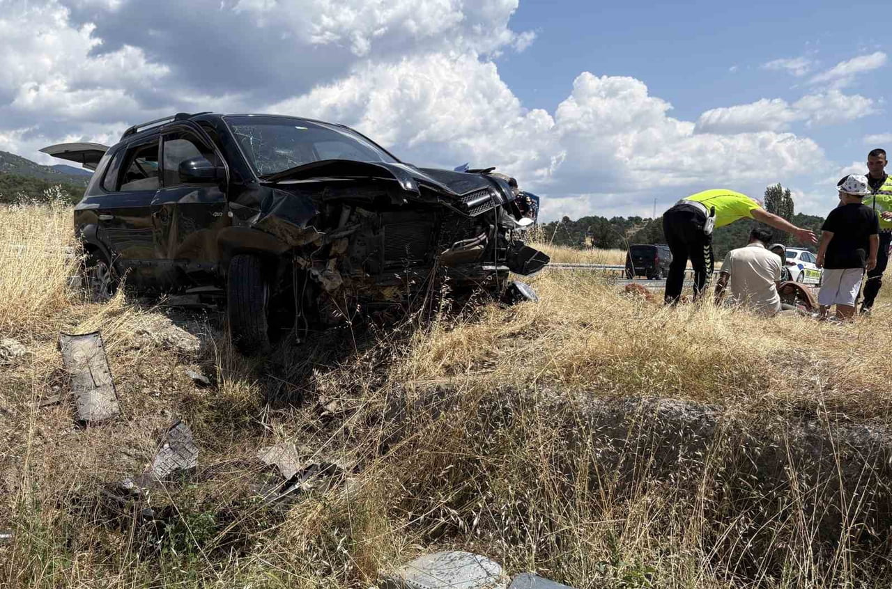 KASTAMONU’NUN TOSYA İLÇESİ D100 KARAYOLUNDA OTOMOBİLİN REFÜJDEKİ KALDIRIMA ÇARPMASI SONUCU 5 KİŞİ...