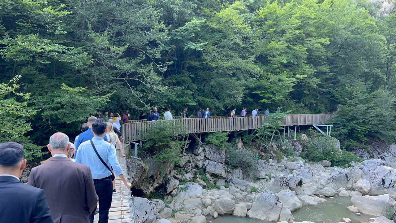 KASTAMONU’YU ZİYARET EDEN 10 ÜLKENİN BÜYÜKELÇİSİ, PINARBAŞI İLÇESİNDE ÜÇ KİLOMETRELİK AHŞAP...