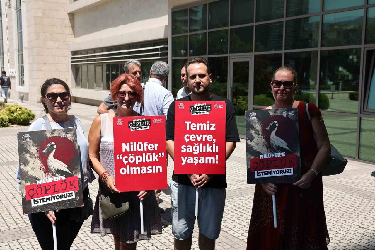 KATI ATIK TESİSİNE KARŞI 5 BİNDEN FAZLA İMZA BÜYÜKŞEHİR’E TESLİM EDİLDİ